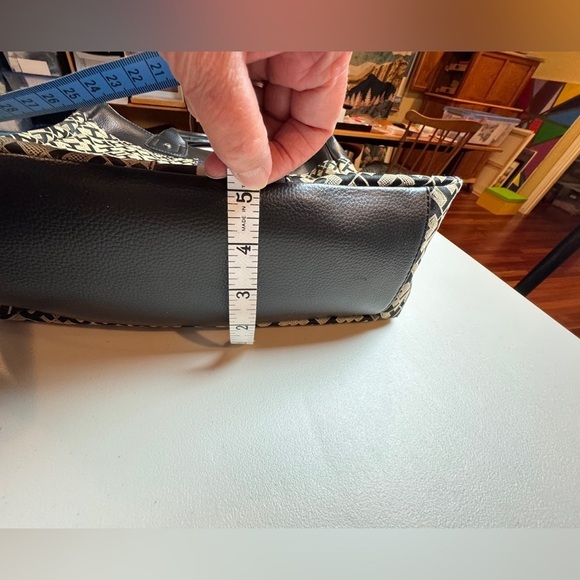 Tommy Hilfiger  signature Jacquard Faux
Leather handbag - Picture 3 of 16